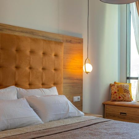 Entire Flat With City Skyline View - Two Bedrooms บาทูมิ ภายนอก รูปภาพ