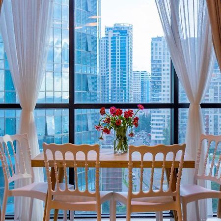 Entire Flat With City Skyline View - Two Bedrooms บาทูมิ ภายนอก รูปภาพ