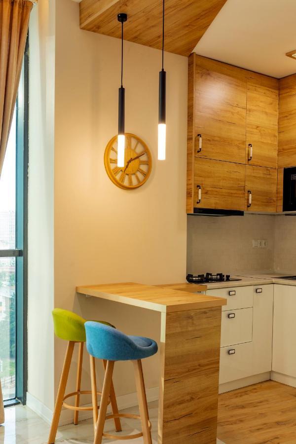 Entire Flat With City Skyline View - Two Bedrooms บาทูมิ ภายนอก รูปภาพ