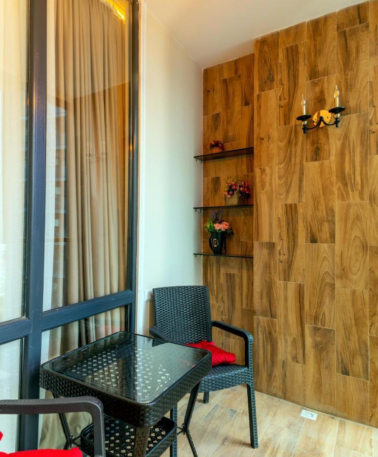 Entire Flat With City Skyline View - Two Bedrooms บาทูมิ ภายนอก รูปภาพ