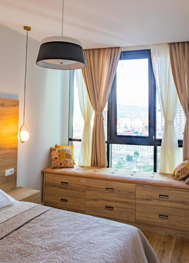 Entire Flat With City Skyline View - Two Bedrooms บาทูมิ ภายนอก รูปภาพ